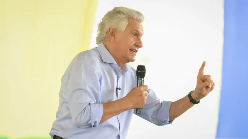 Caiado afirma que Flávio Bolsonaro “tem que se explicar” sobre o caso do Banco Master