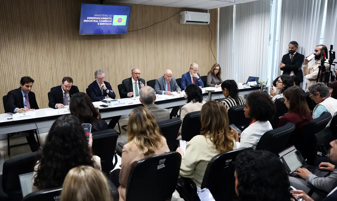 Governo anuncia retomada de apoio a setores afetados por tarifa de 25% dos EUA