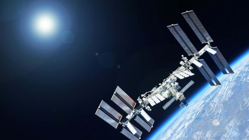 Três astronautas retornam à Terra após 241 dias na Estação Espacial Internacional
