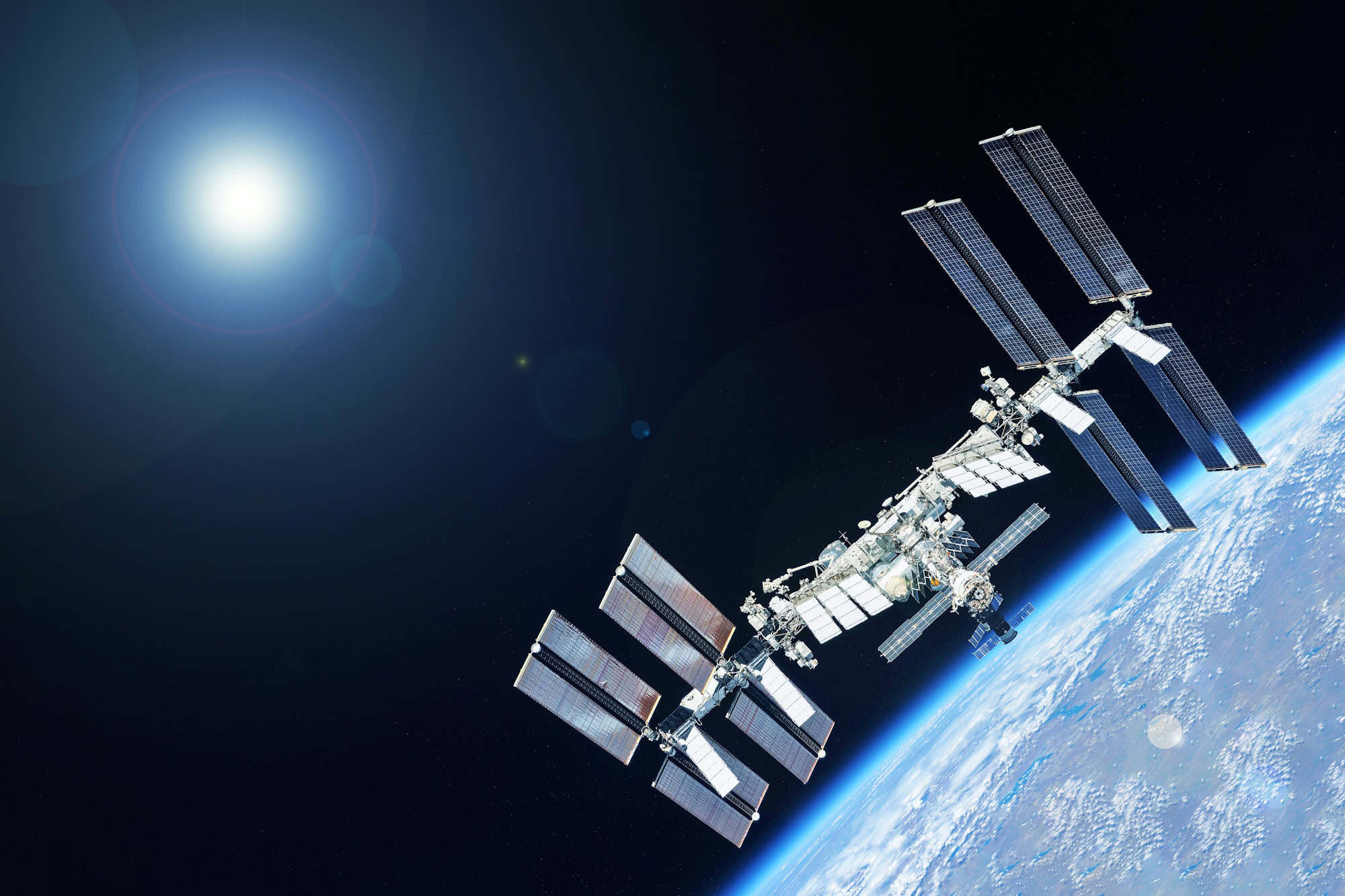 Três astronautas retornam à Terra após 241 dias na Estação Espacial Internacional