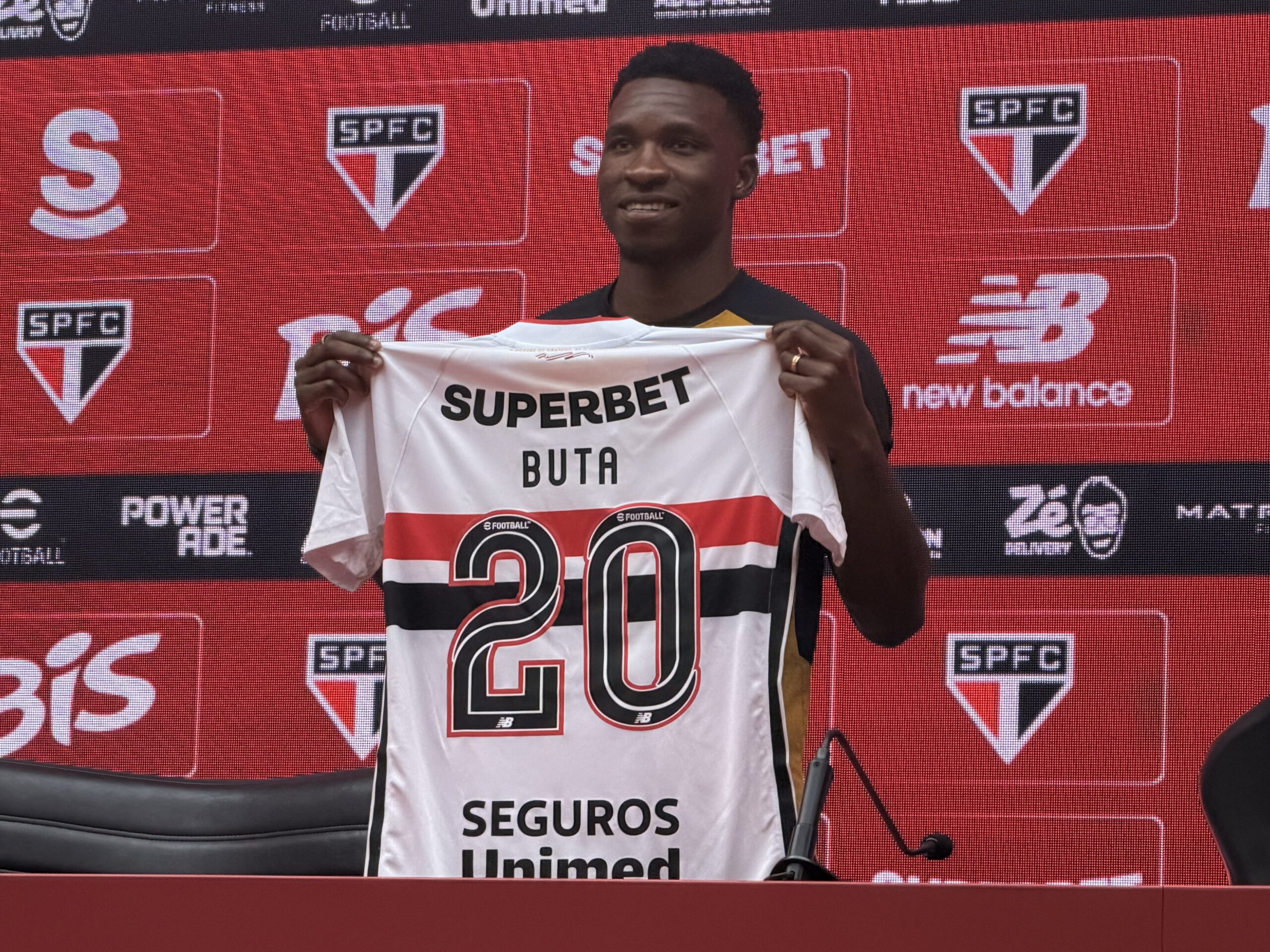 Buta diz que prefere atuar como lateral direito e fala sobre chegada ao São Paulo