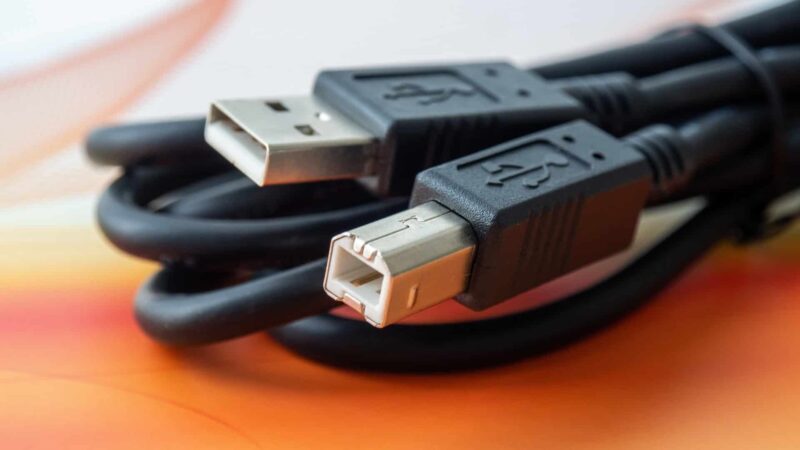 O conector USB-B ainda existe e por que ele sobreviveu ao mercado
