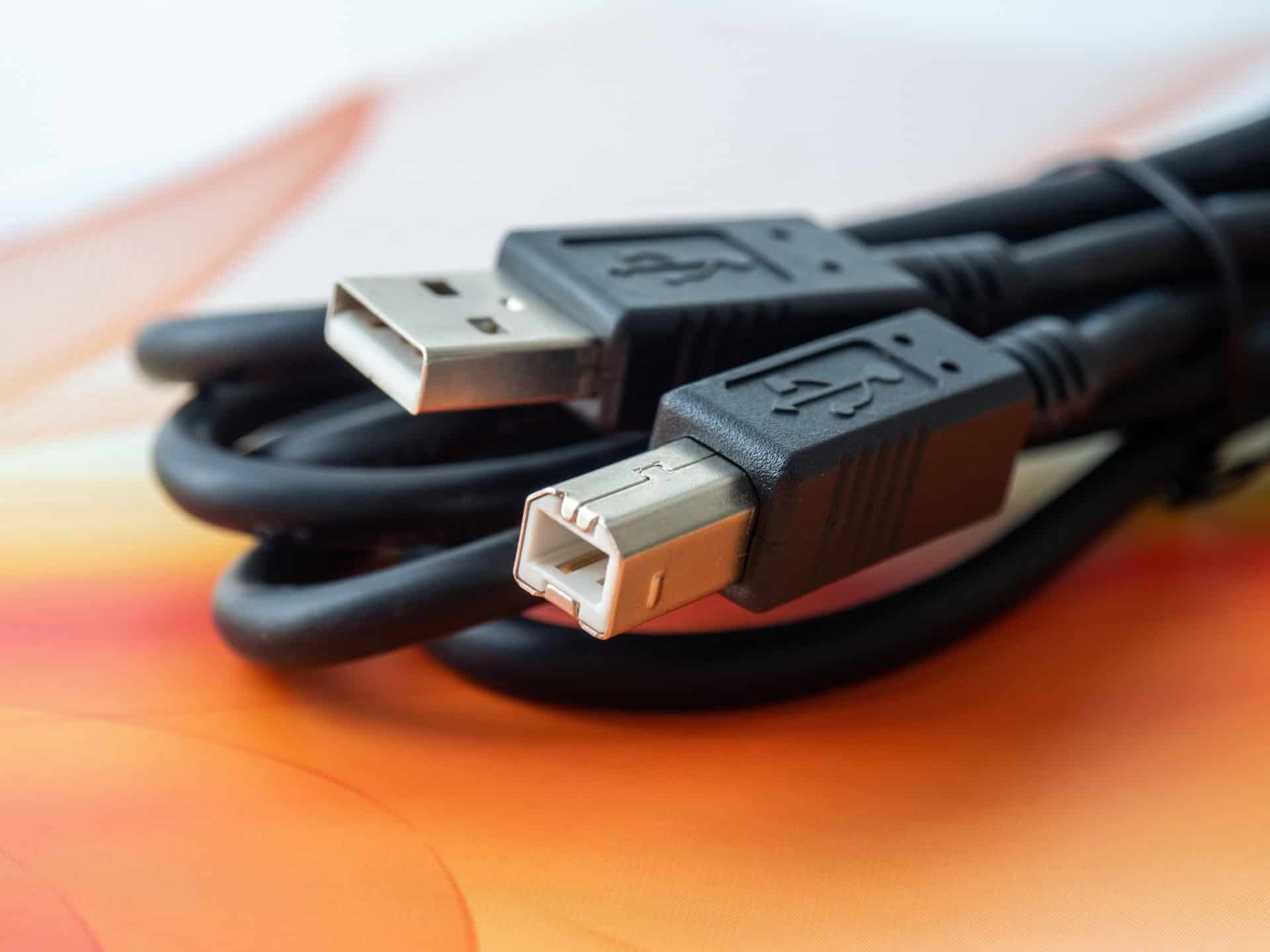 O conector USB-B ainda existe e por que ele sobreviveu ao mercado