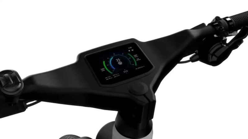 Volkswagen apresenta e-bike com câmera traseira, radar de ponto cego e capacete que alerta em quedas
