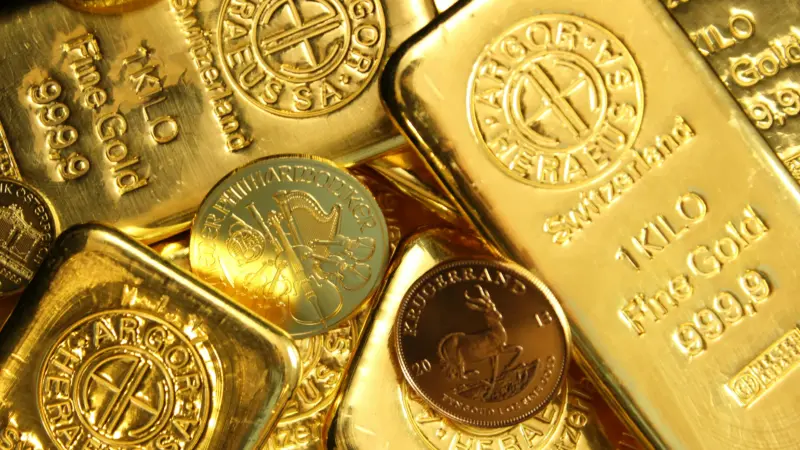Ouro sobe com força, mas continua em faixa estreita enquanto mercado monitora o Fed