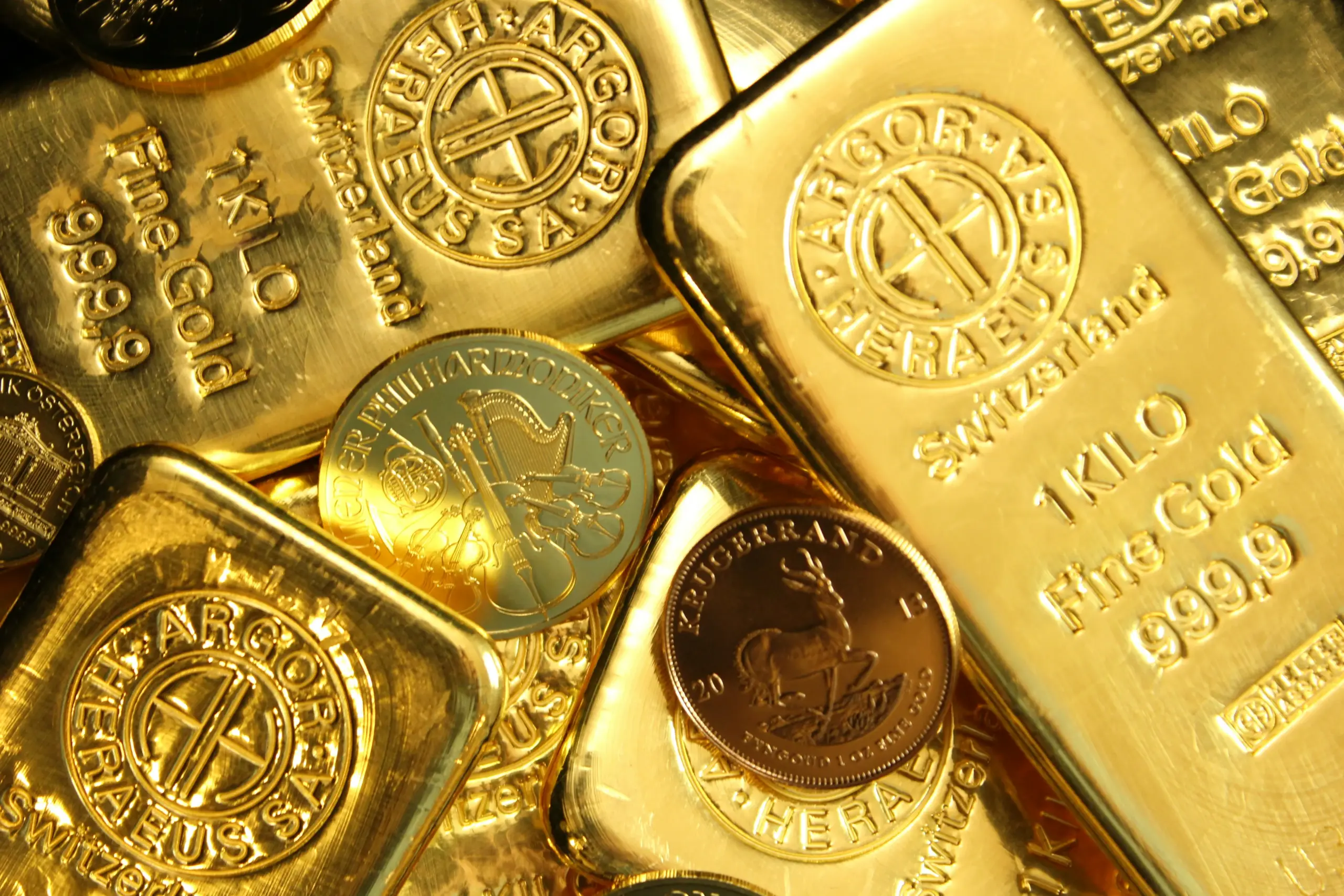 Ouro sobe com força, mas continua em faixa estreita enquanto mercado monitora o Fed