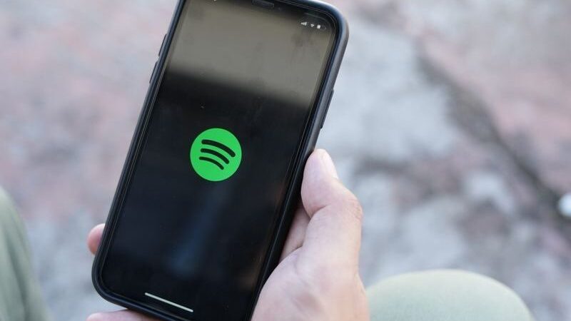 Spotify atinge 300 milhões de assinantes Premium e anuncia acordo de remixagem por IA com Merlin