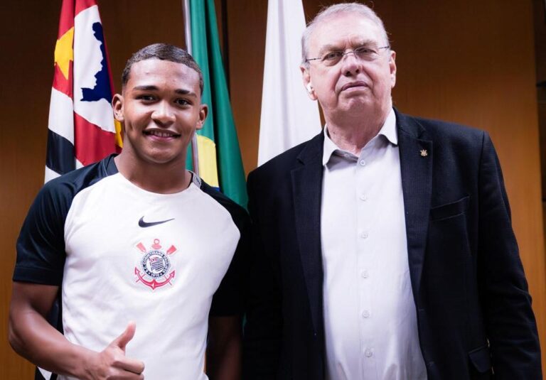 Corinthians firma primeiro contrato profissional com Léo Rodrigues, meia de 16 anos