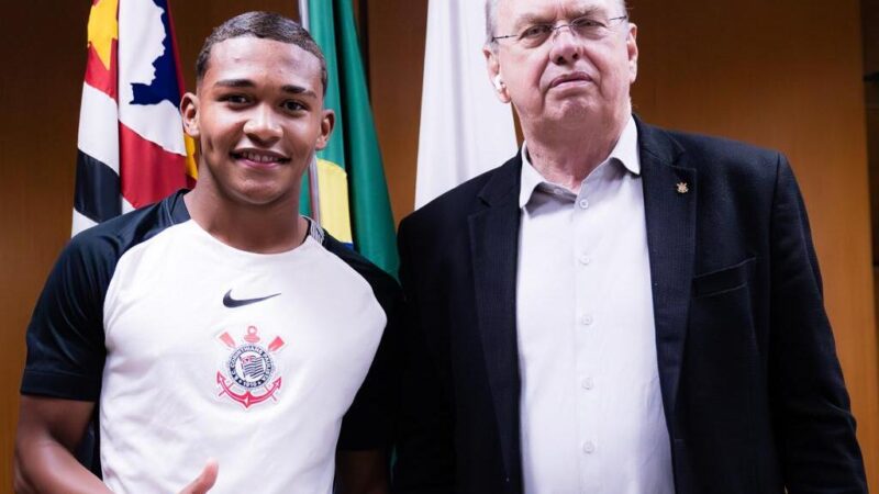 Corinthians firma primeiro contrato profissional com Léo Rodrigues, meia de 16 anos