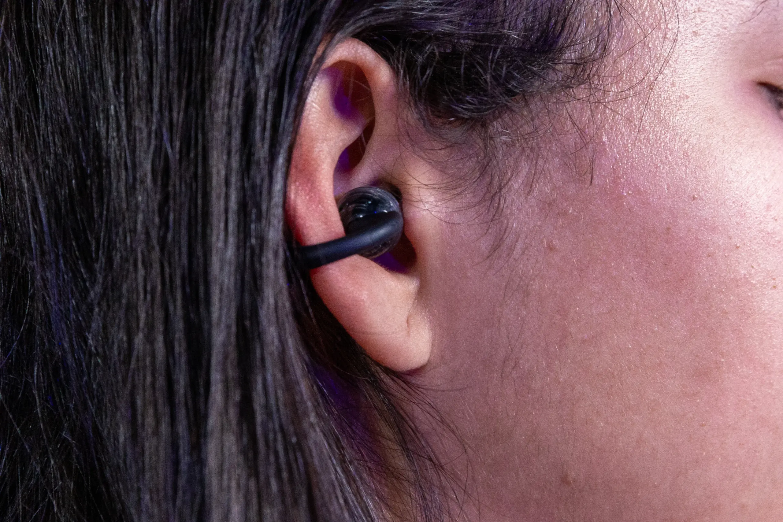 JBL Soundgear Clips: fone em formato de “brinco” prioriza estilo e conforto, mas tem limitações sonoras