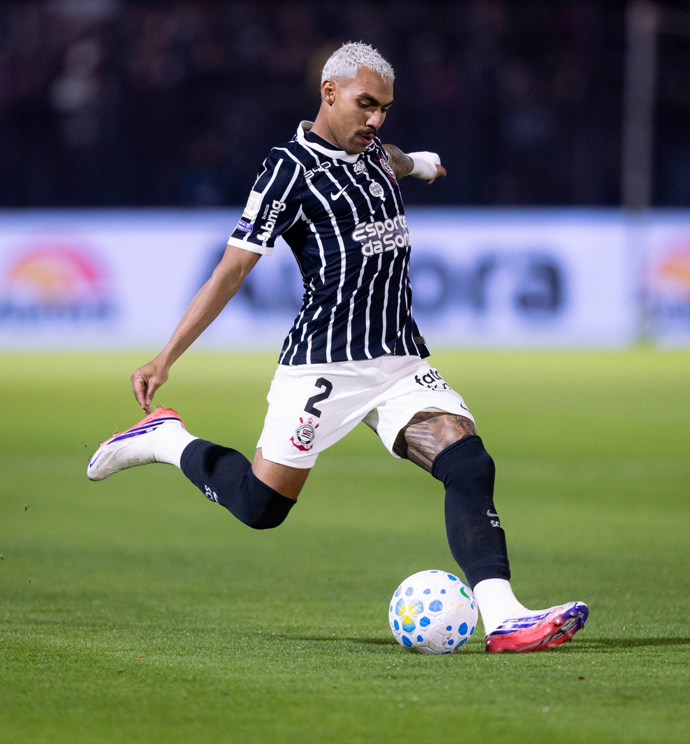 Matheuzinho diz que elenco do Corinthians mantém foco apesar de salários atrasados