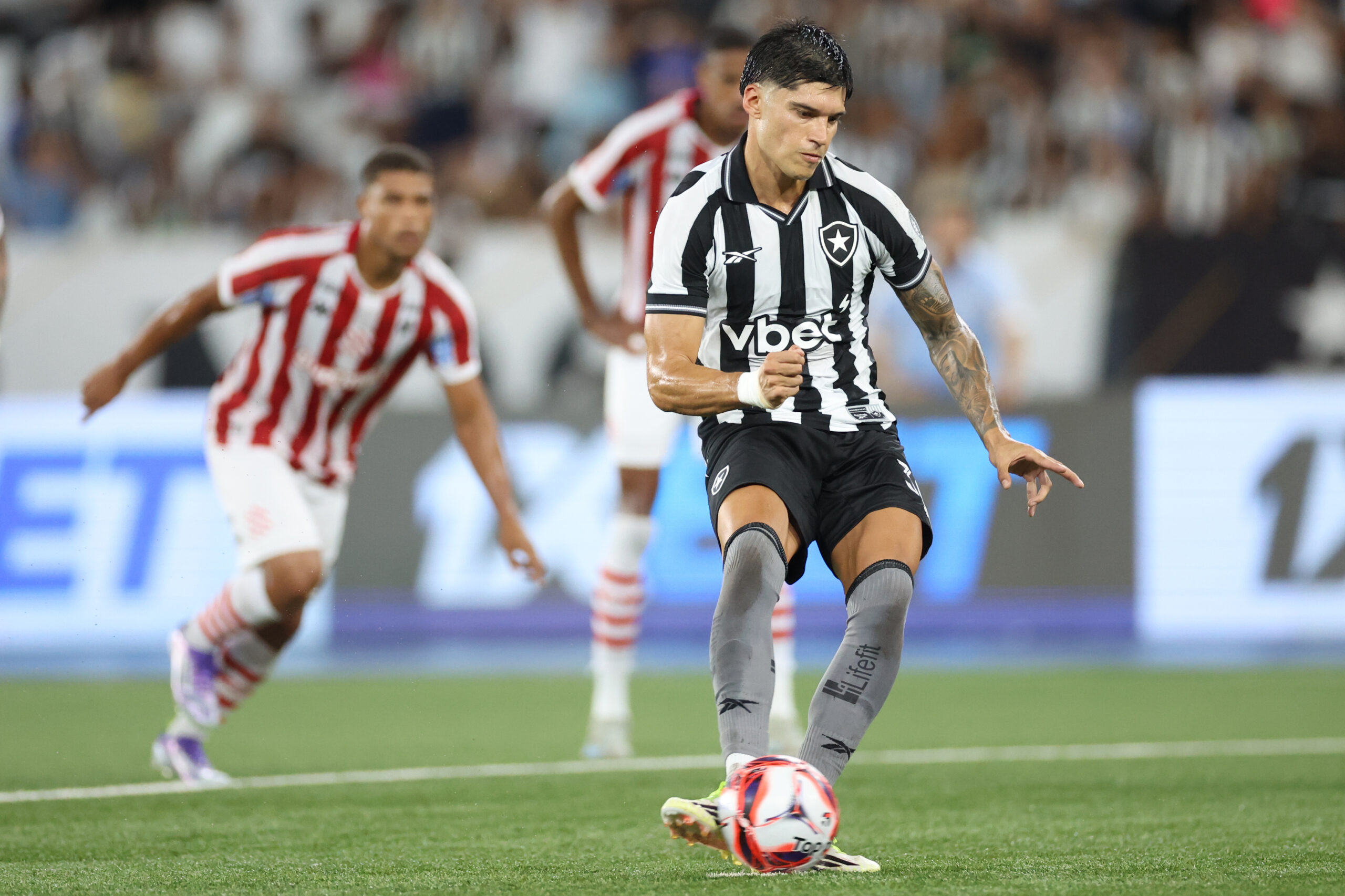 Joaquín Correa rescinde com o Botafogo e acerta retorno ao Estudiantes