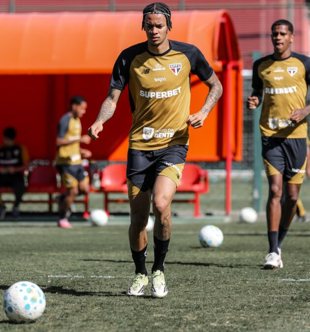 São Paulo intensifica ajustes ofensivos em treinos e segue preparação para enfrentar o Grêmio
