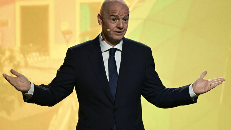 Infantino passa de destaque da Copa a enfrentar crise inédita em duas semanas