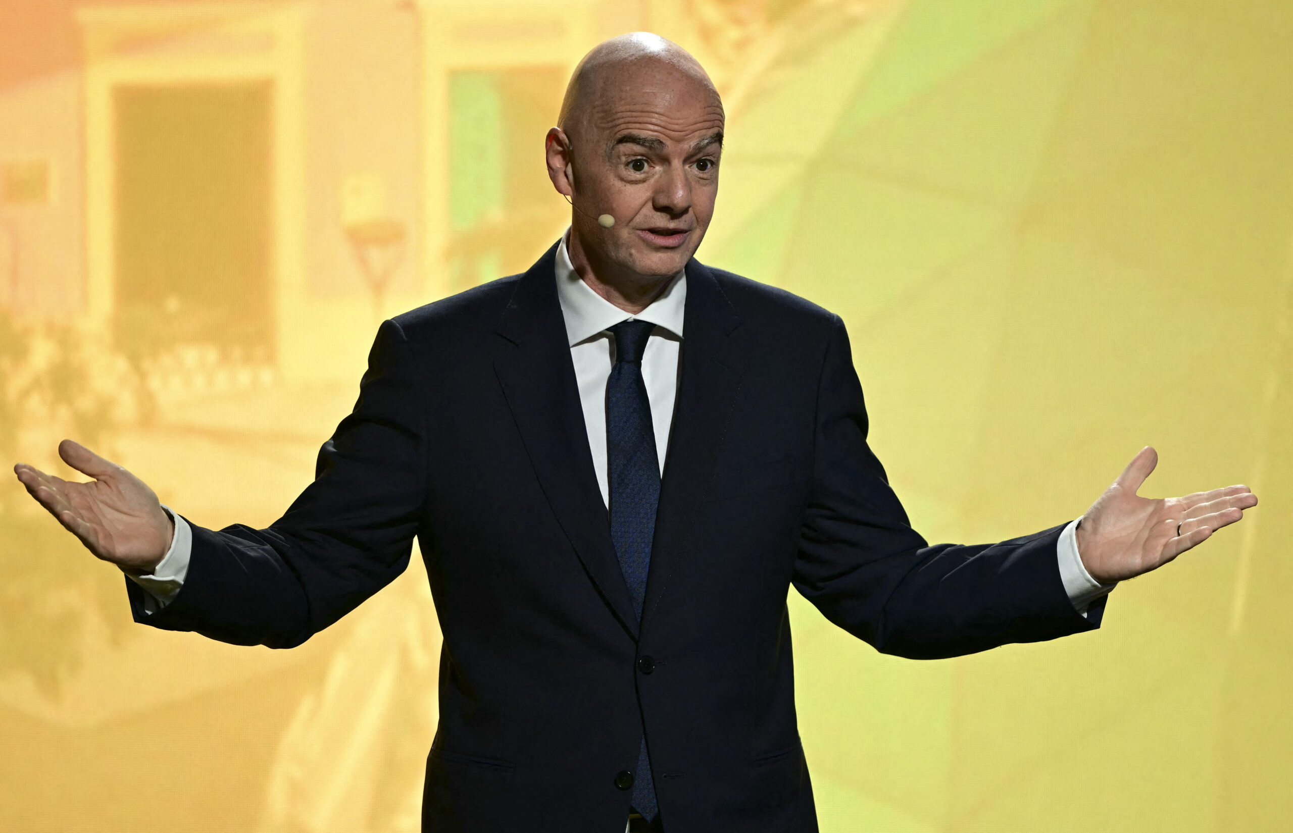 Infantino passa de destaque da Copa a enfrentar crise inédita em duas semanas