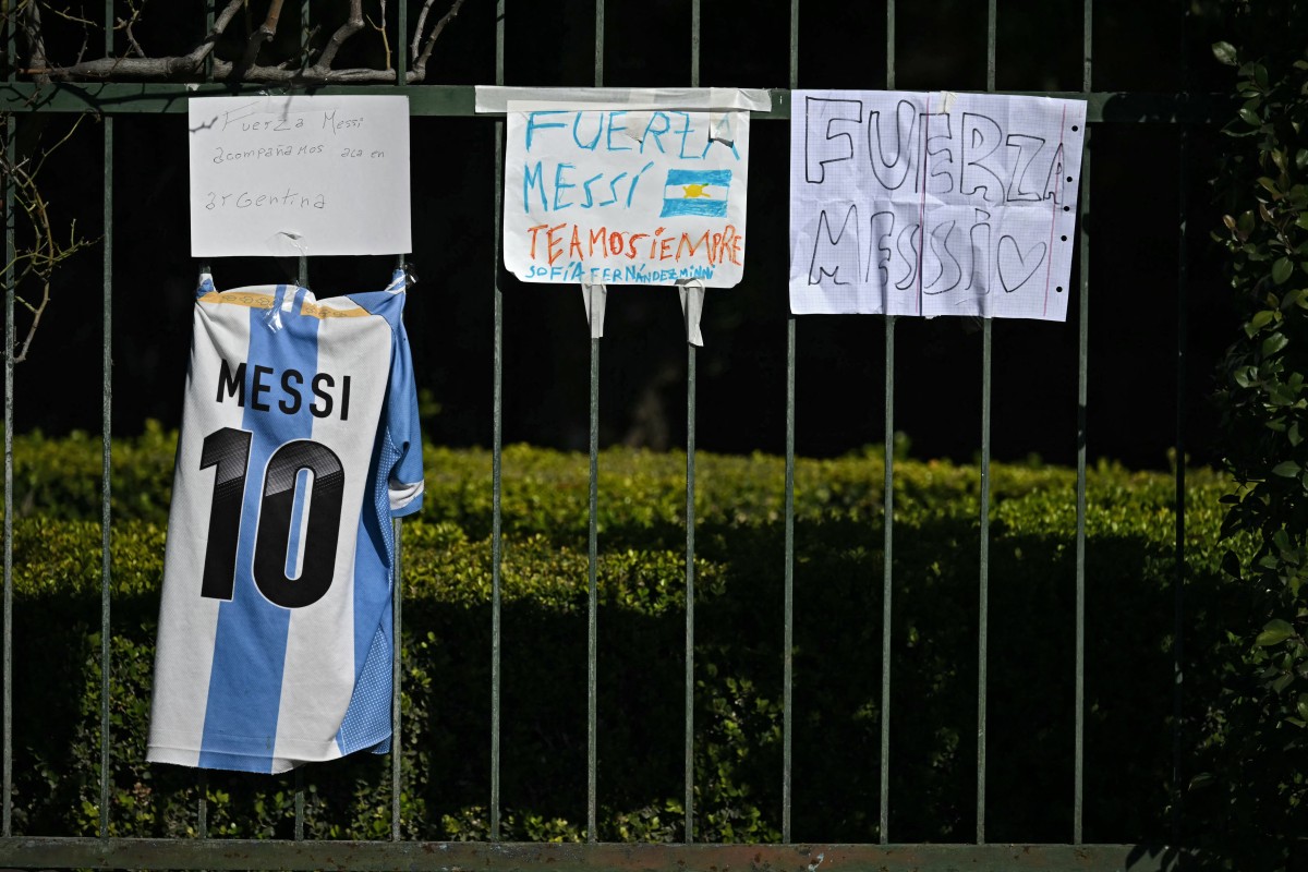 Lionel Messi participa do funeral do pai em Rosário e recebe homenagens