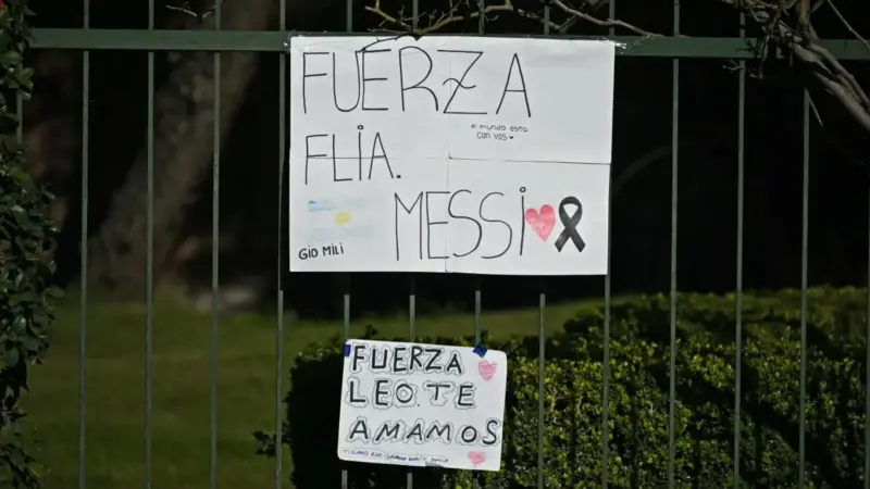 Lionel Messi participa do funeral do pai em Rosário e recebe homenagens