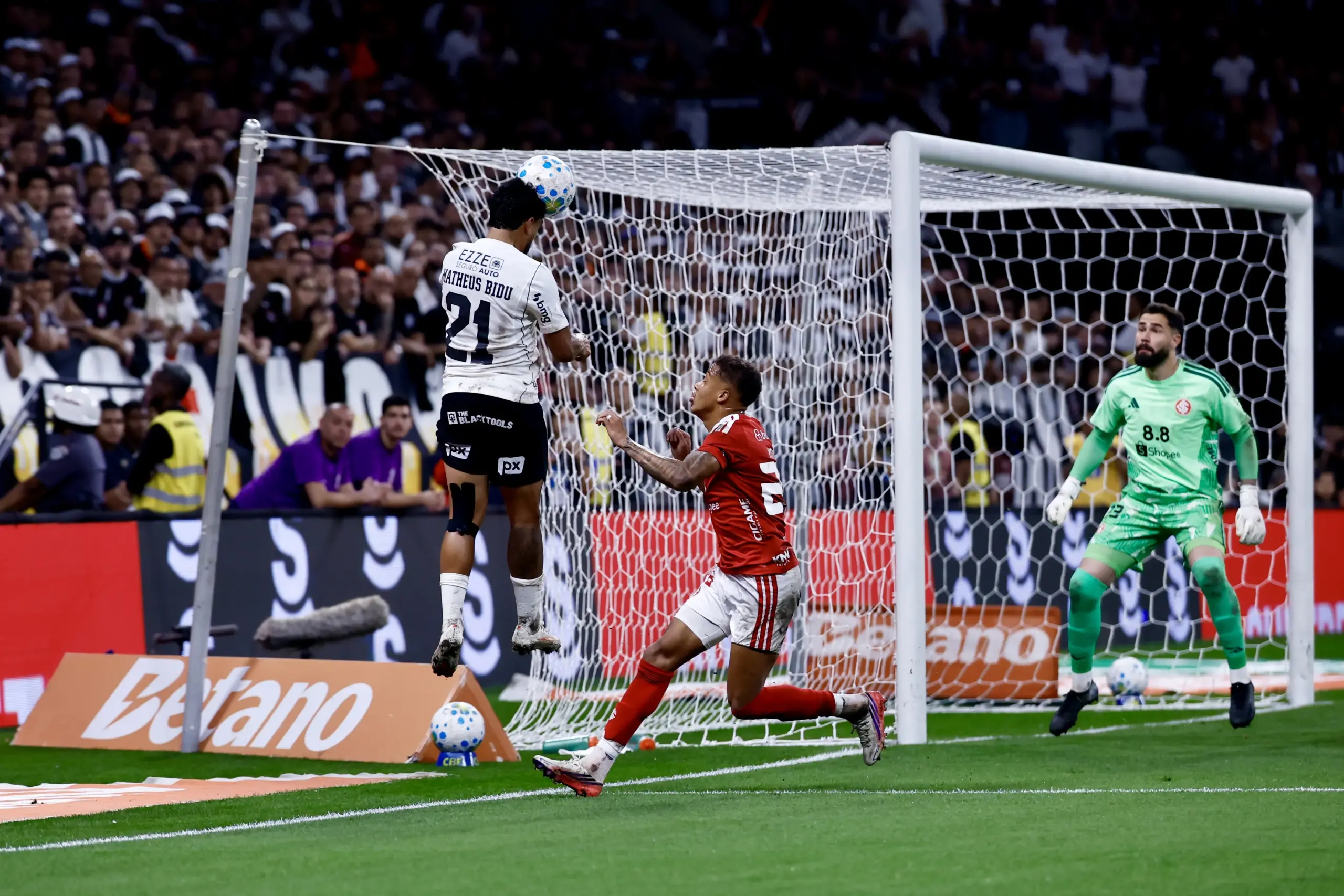 Internacional elimina o Corinthians e avança às quartas da Copa do Brasil mesmo com derrota por 2 a 1