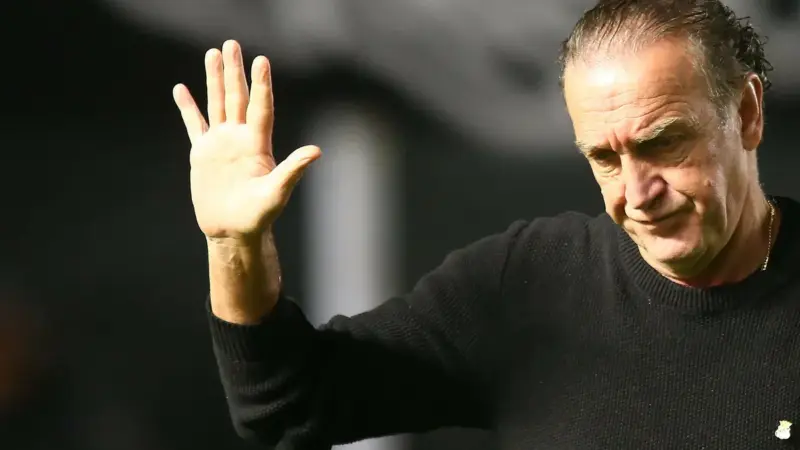 Cuca descarta deixar o Santos após derrota e entrada na zona de rebaixamento