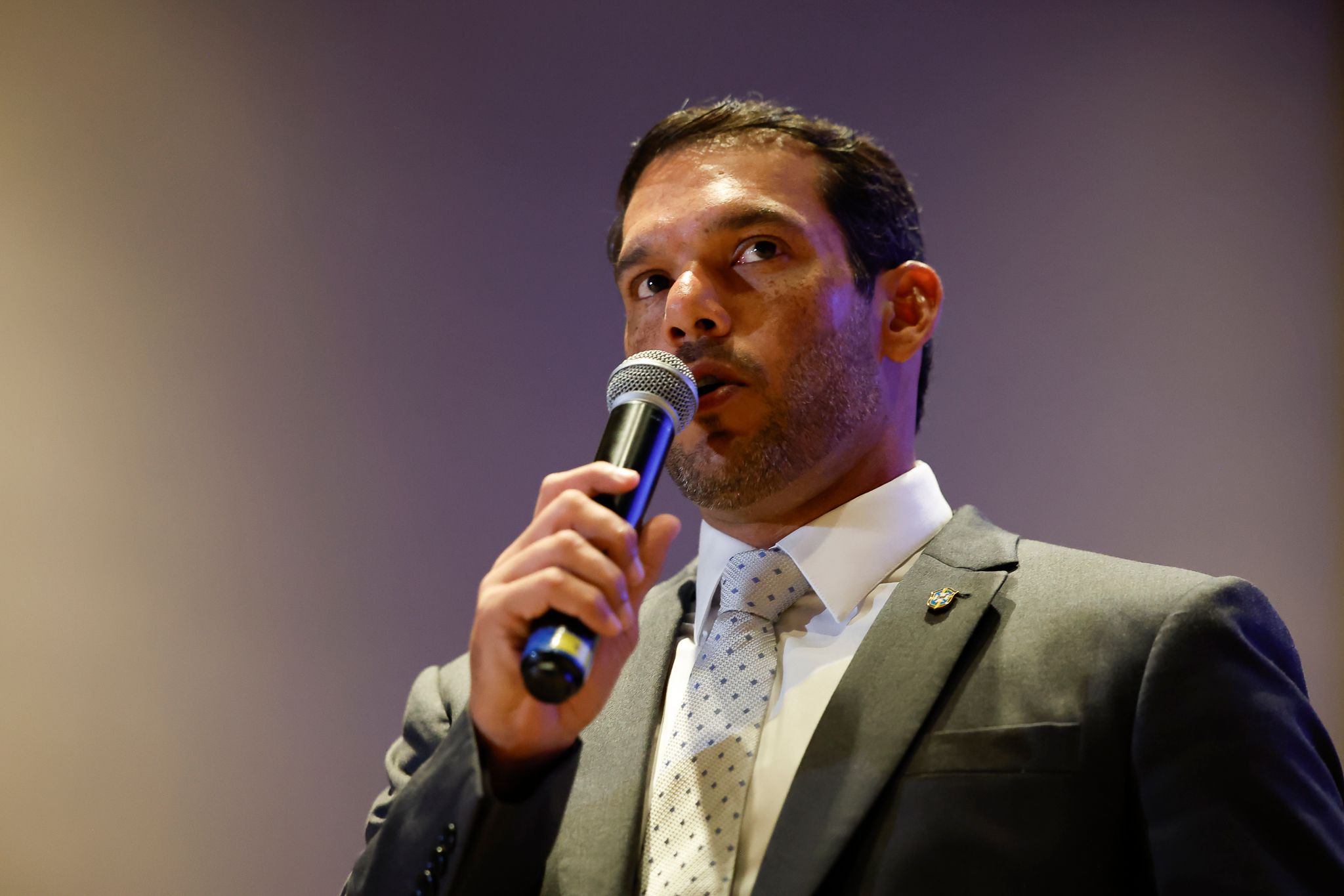 CBF aprova novas regras no futebol brasileiro, incluindo “Protocolo Vini Jr.” e revisão de segundo amarelo pelo VAR