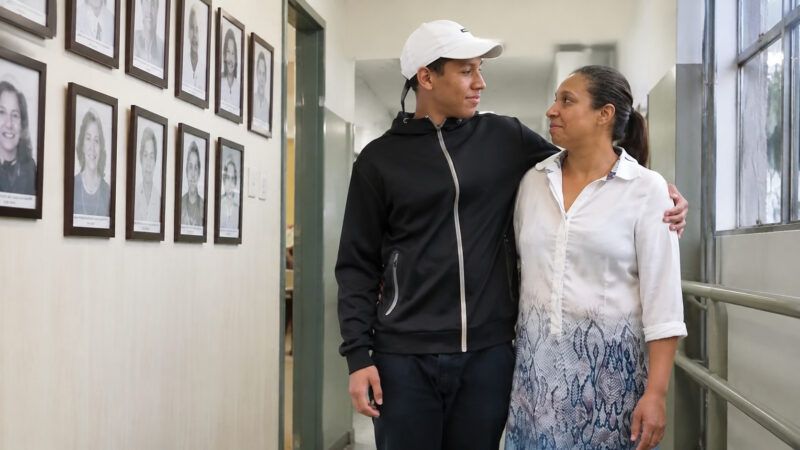 Mãe que deixou a escola na 7ª série volta a estudar aos 40 após filho de 15 anos ingressar na EJA