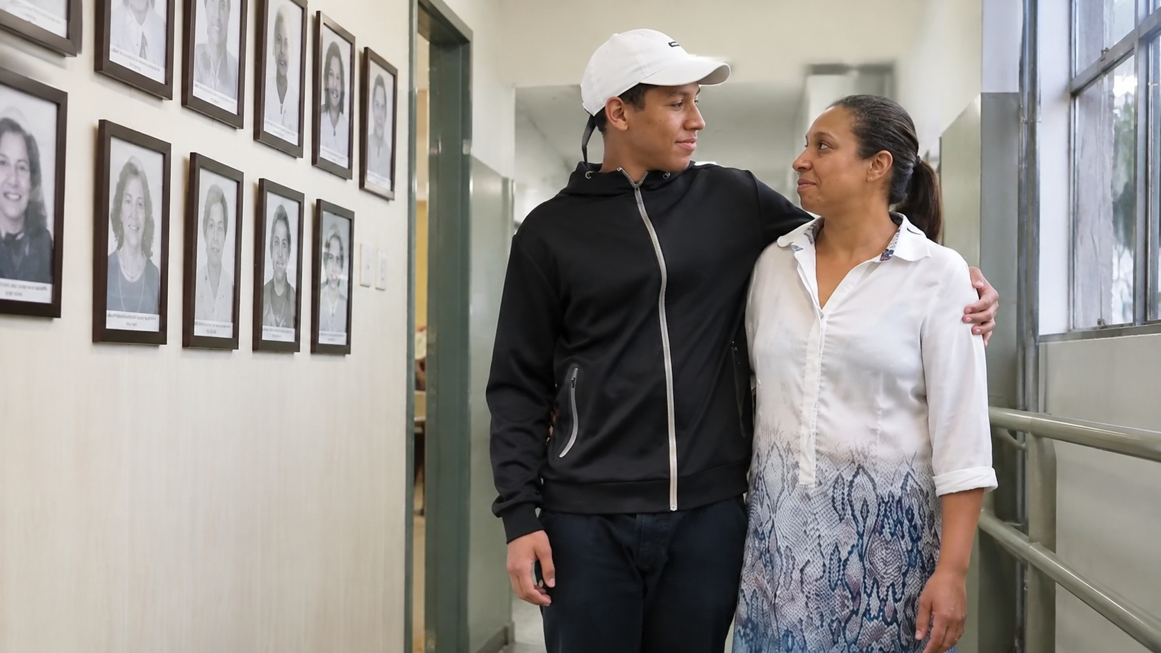 Mãe que deixou a escola na 7ª série volta a estudar aos 40 após filho de 15 anos ingressar na EJA