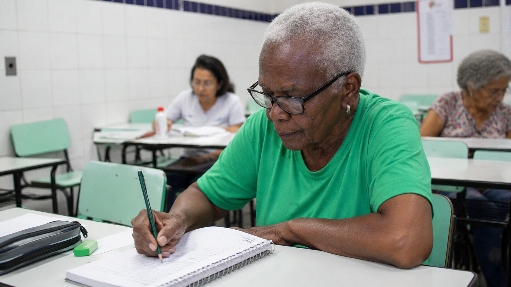 Aos 84 anos, Vicentina pega ônibus diariamente para estudar e revela grupo de 230 alunos com mais de 80 anos na EJA de Belo Horizonte