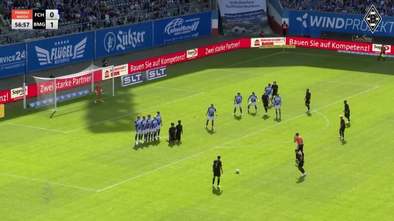 Falta precisa de Kevin Stöger surpreende goleiro do Hansa Rostock em amistoso de agosto de 2026