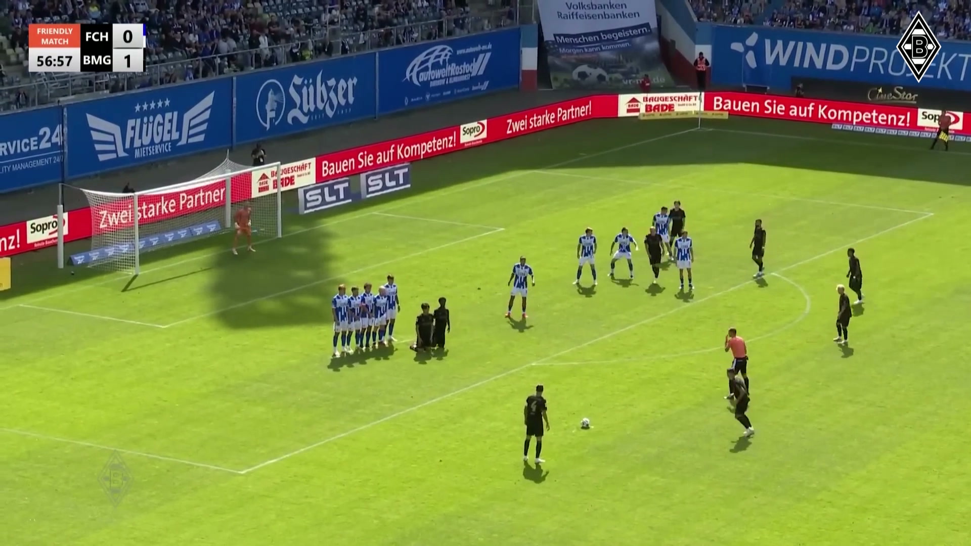 Falta precisa de Kevin Stöger surpreende goleiro do Hansa Rostock em amistoso de agosto de 2026