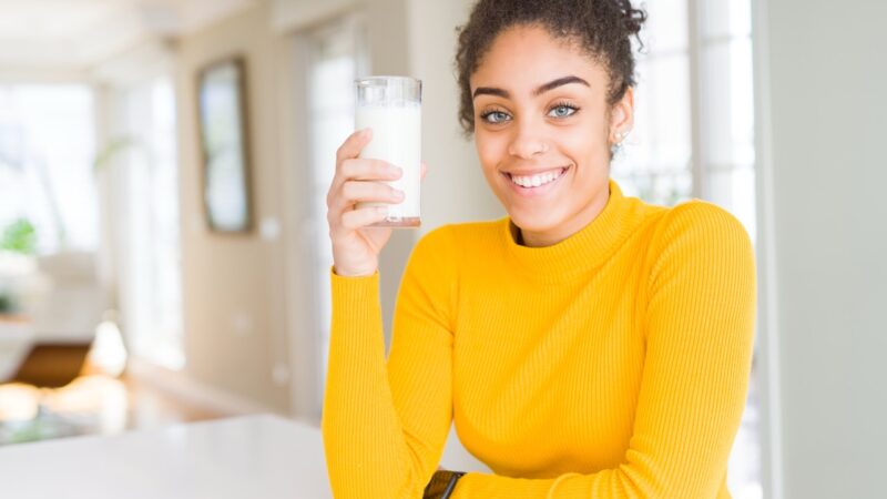 Consumir leite após o treino pode aumentar a saciedade e reduzir calorias na próxima refeição, indica
