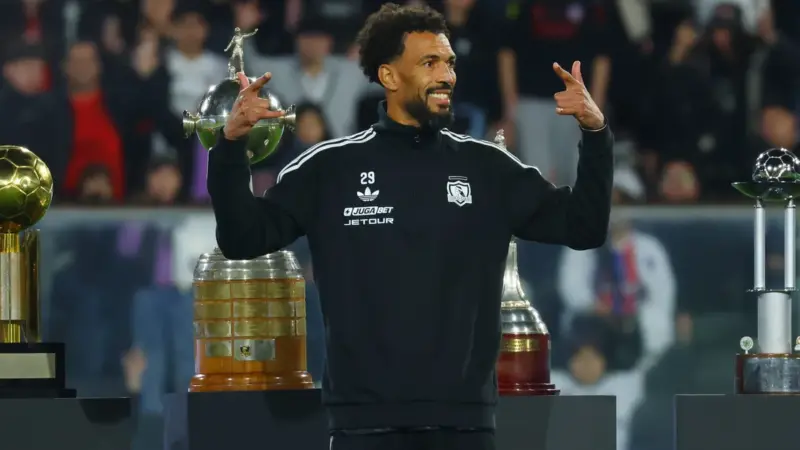 Vozinha é apresentado no Colo-Colo para mais de 42 mil torcedores no Monumental