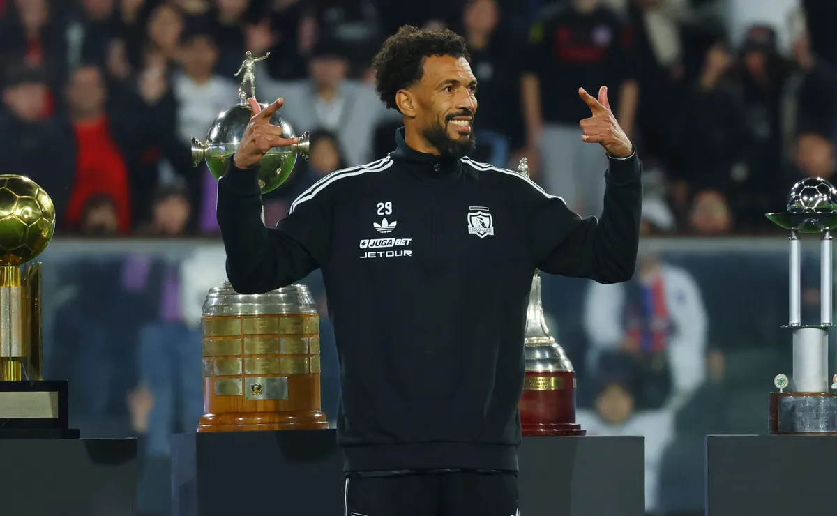 Vozinha é apresentado no Colo-Colo para mais de 42 mil torcedores no Monumental