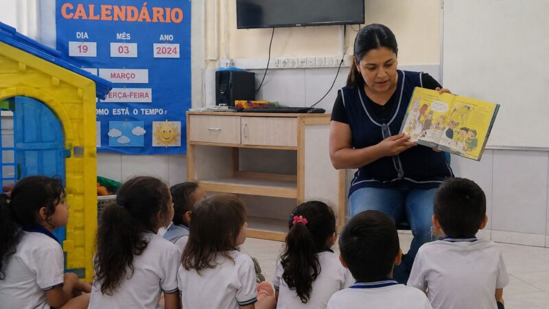 Merendeira do Rio que trabalhava na mesma creche da filha retomou estudos e conquistou licenciatura em Educação Infantil