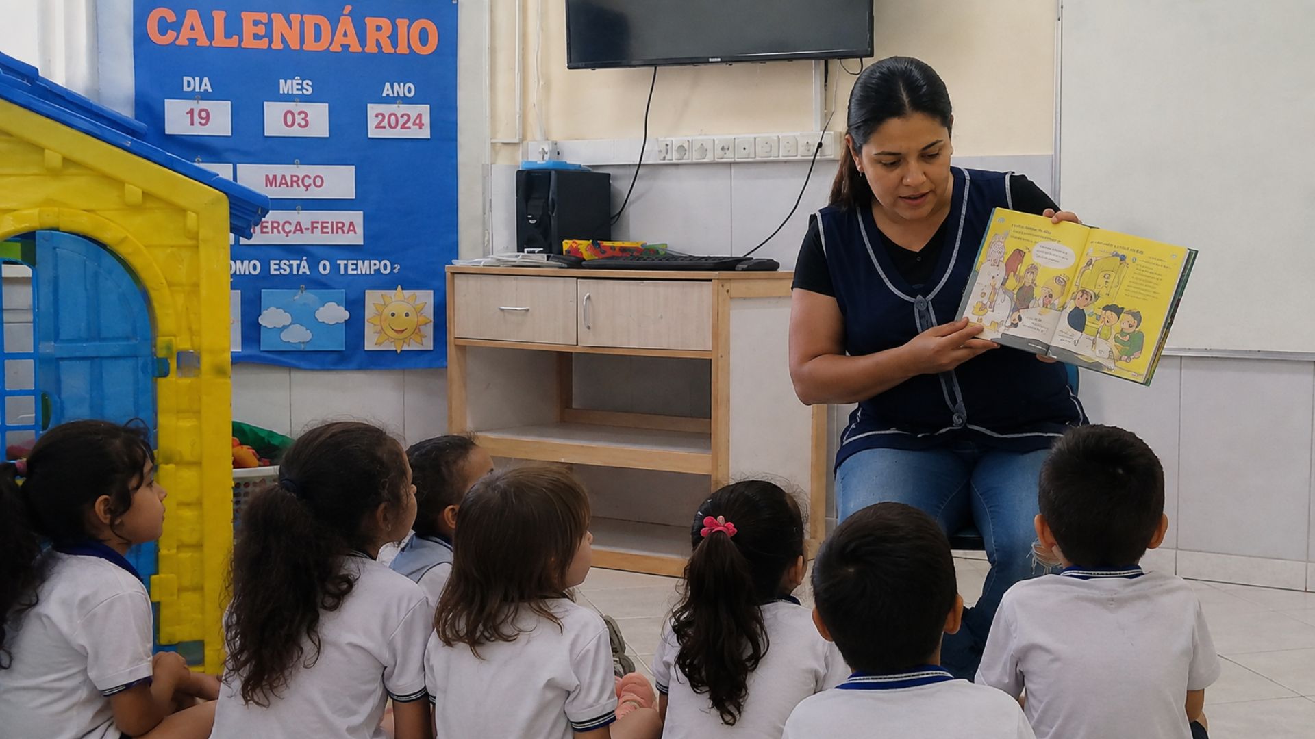 Merendeira do Rio que trabalhava na mesma creche da filha retomou estudos e conquistou licenciatura em Educação Infantil