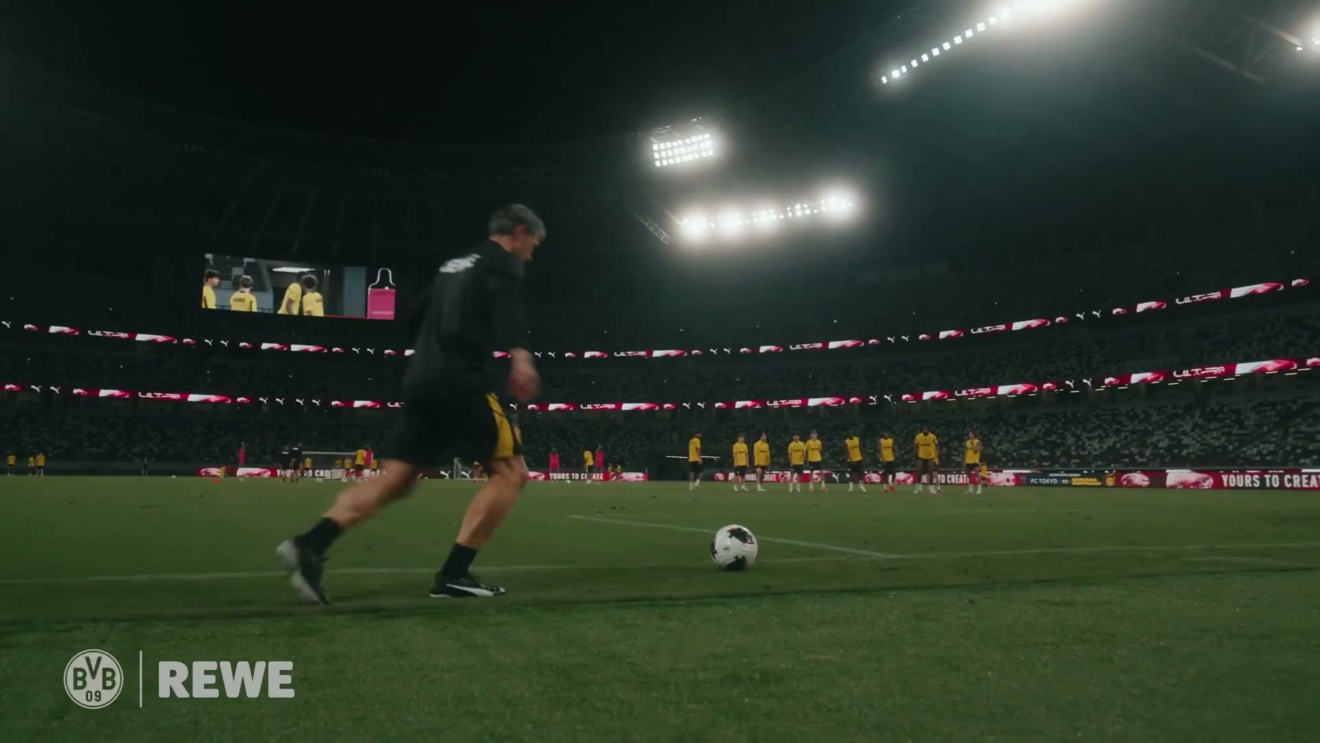 Kovač lidera sessão de finalizações do Borussia Dortmund em Tóquio antes do amistoso com o FC Tokyo