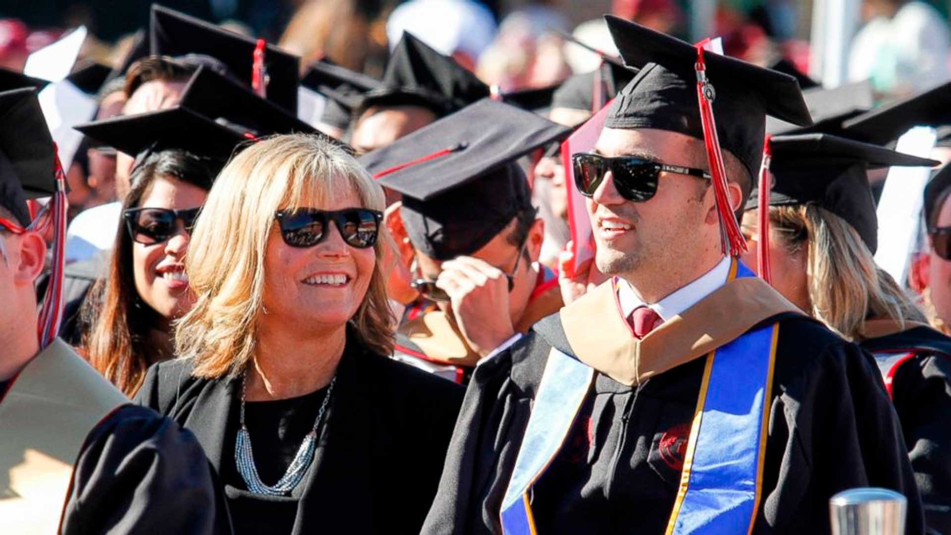 Mãe que deixou a Flórida para acompanhar filho tetraplégico no MBA foi homenageada com diploma honorário na formatura