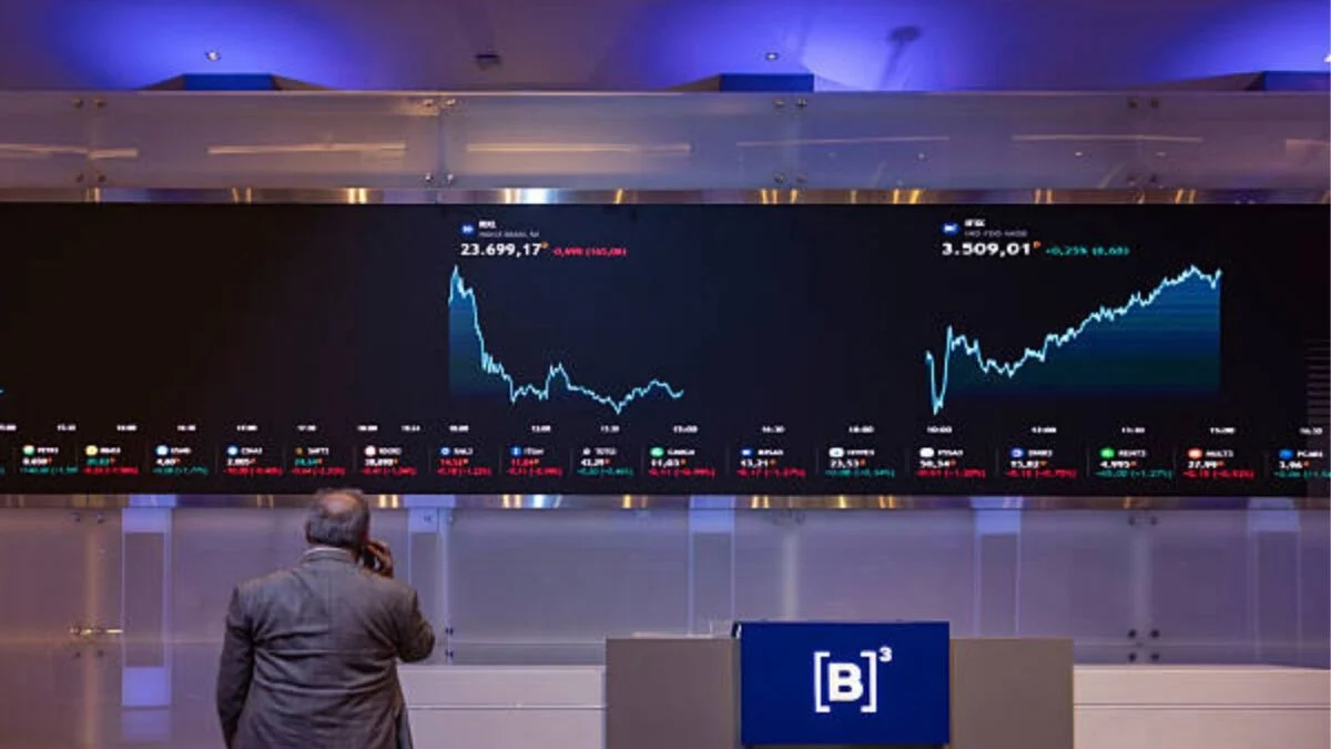 Ibovespa cai após decisão do Copom; dólar recua e petróleo dispara com tensão no Irã