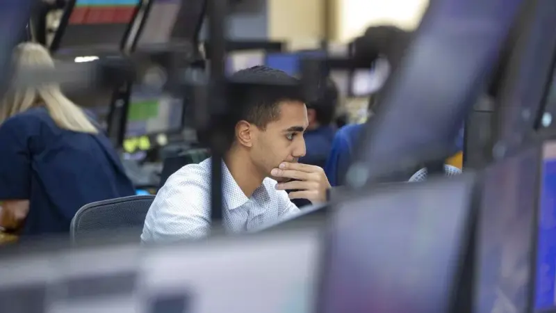 Queda do petróleo reduz apoio ao Ibovespa e enfraquece o real