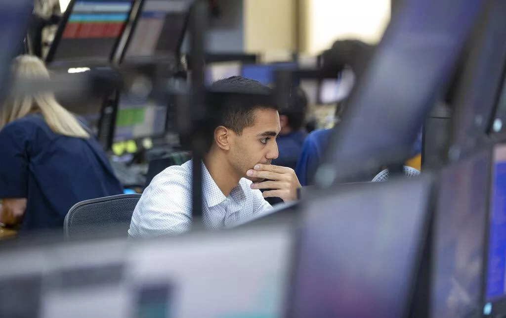 Queda do petróleo reduz apoio ao Ibovespa e enfraquece o real