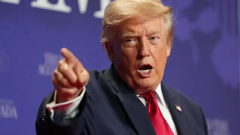 Trump diz que Irã deve pagar indenizações e reage a pedido de compensação