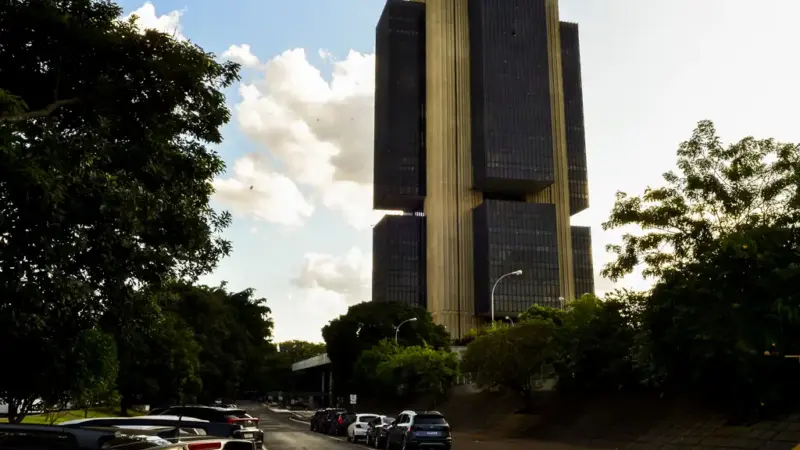 Mercado reage à decisão do Copom de reduzir a Selic para 14% e acompanha resultados corporativos
