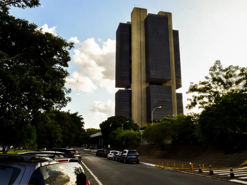 Mercado reage à decisão do Copom de reduzir a Selic para 14% e acompanha resultados corporativos