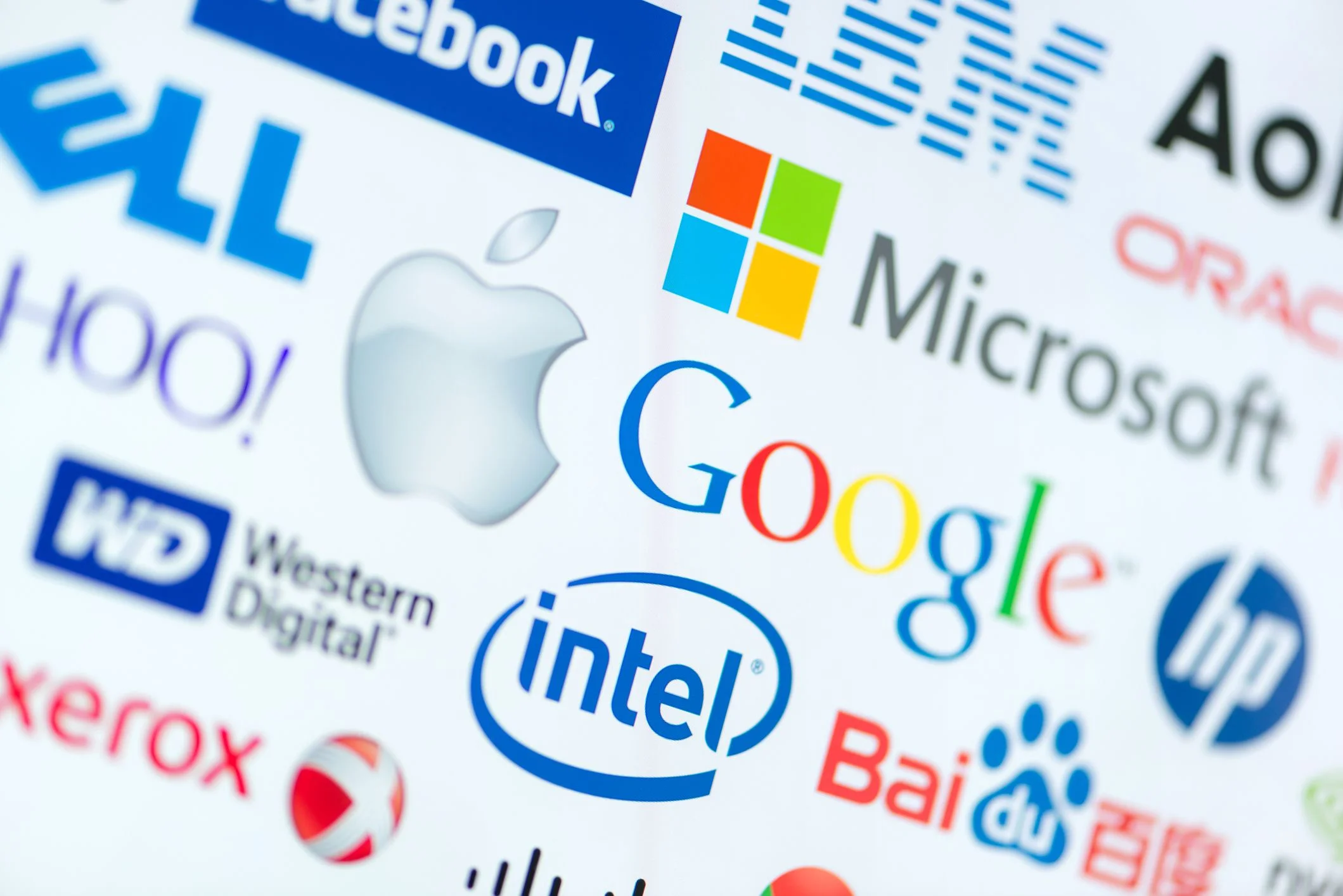 Gigantes de tecnologia aumentam gastos em IA e veem risco financeiro crescer