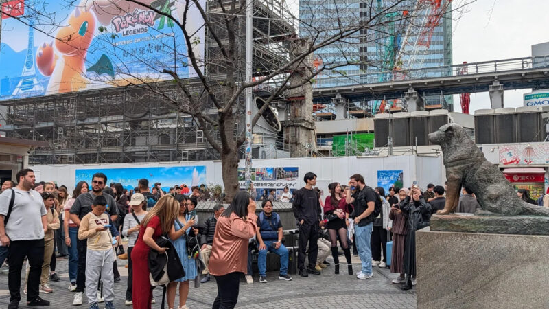 04/08/2026 — Prefeitura de Shibuya afirma que é a primeira vez que Hachiko sai do Japão oficialmente; estátua de bronze foi instalada em Lima