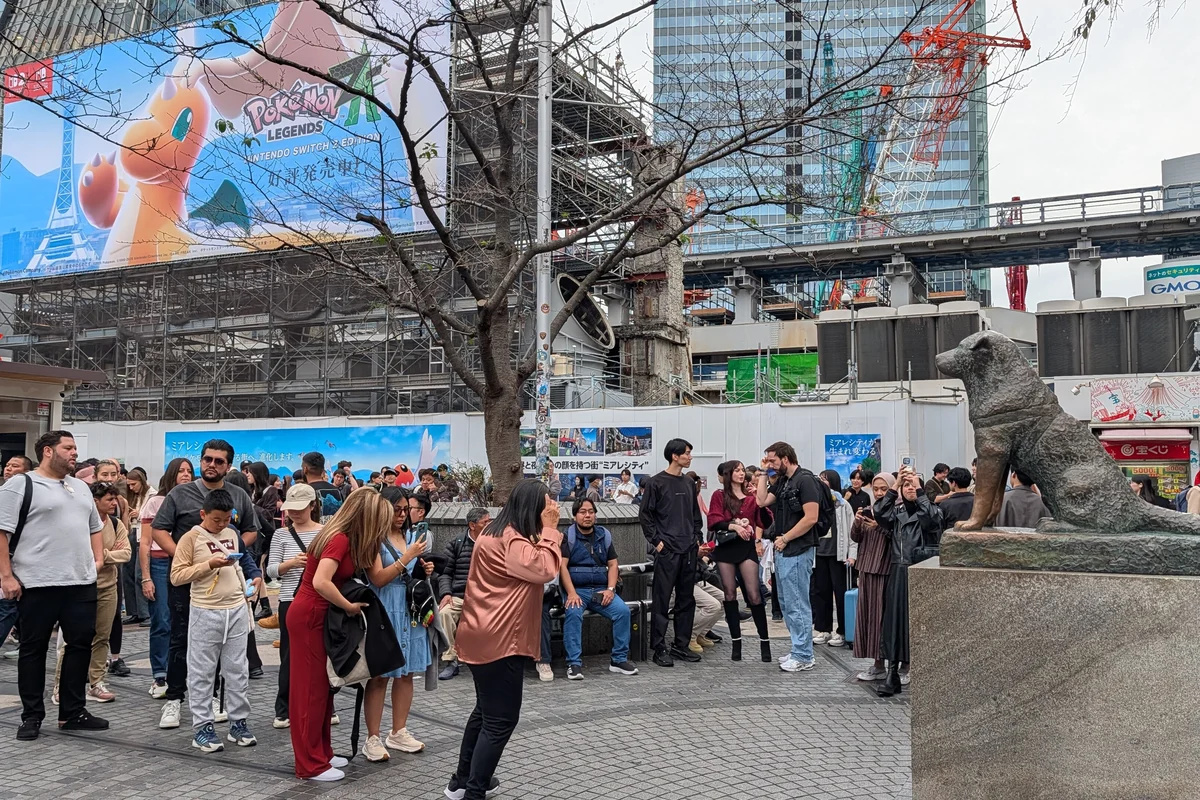 04/08/2026 — Prefeitura de Shibuya afirma que é a primeira vez que Hachiko sai do Japão oficialmente; estátua de bronze foi instalada em Lima