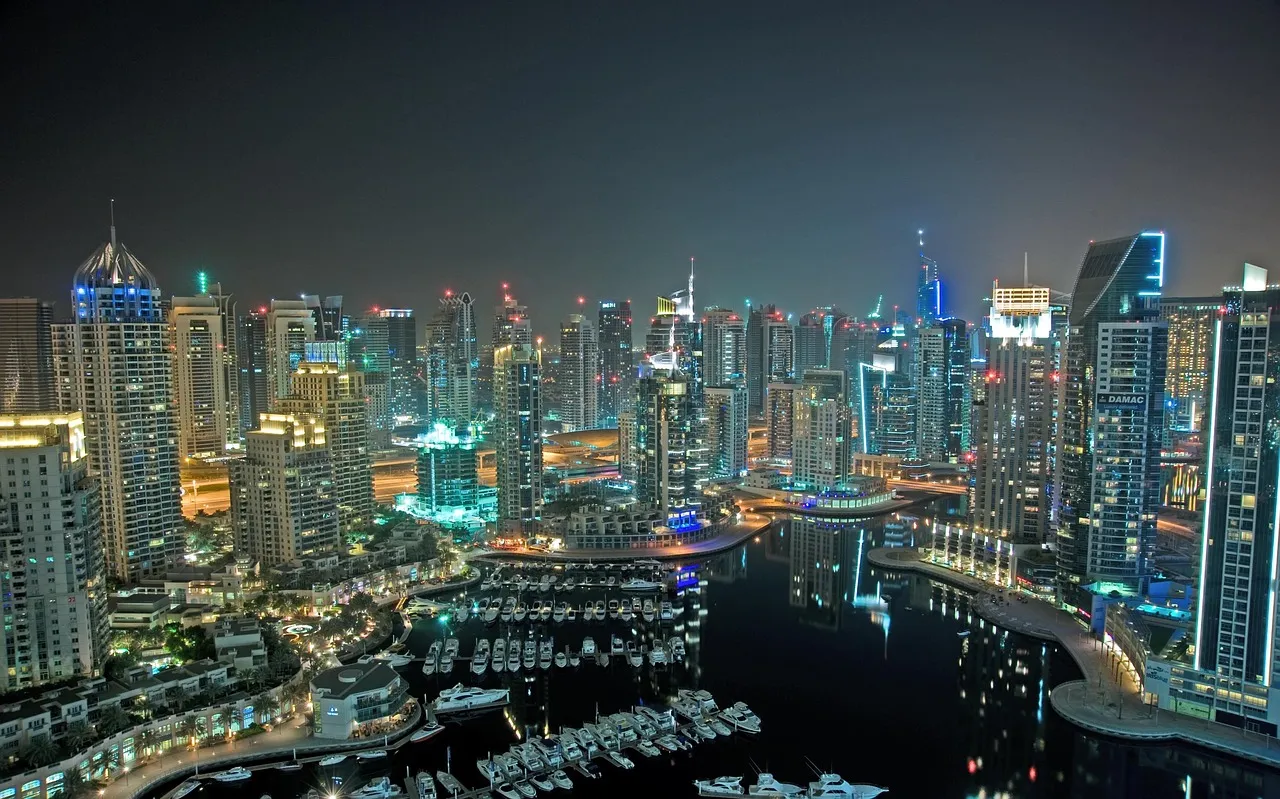Dubai lança programa com benefícios de até €700 para moradores trazerem turistas