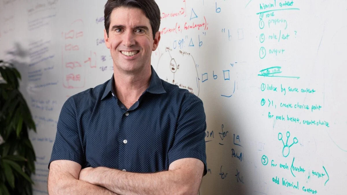 Adam Cheyer, cocriador da Siri, avalia limitações dos LLMs e prevê fim das telas com realidade aumentada em 2035