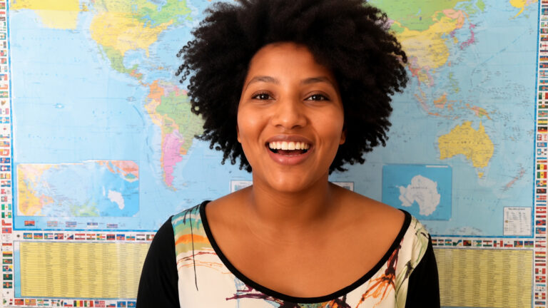 Filha de empregada doméstica do interior do Maranhão aprende francês sozinha e vai estudar na Sciences Po Rennes, na França