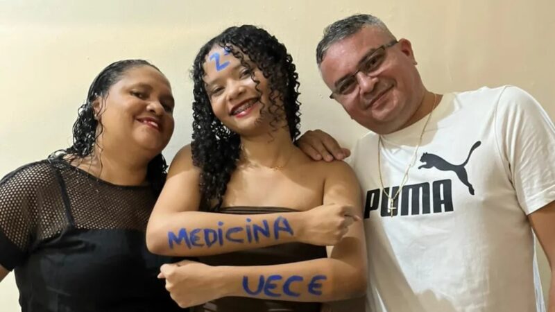 Jovem de 18 anos, filha de empregada doméstica e montador de móveis, conquista 2º lugar em medicina na UECE e vira primeira universitária da família