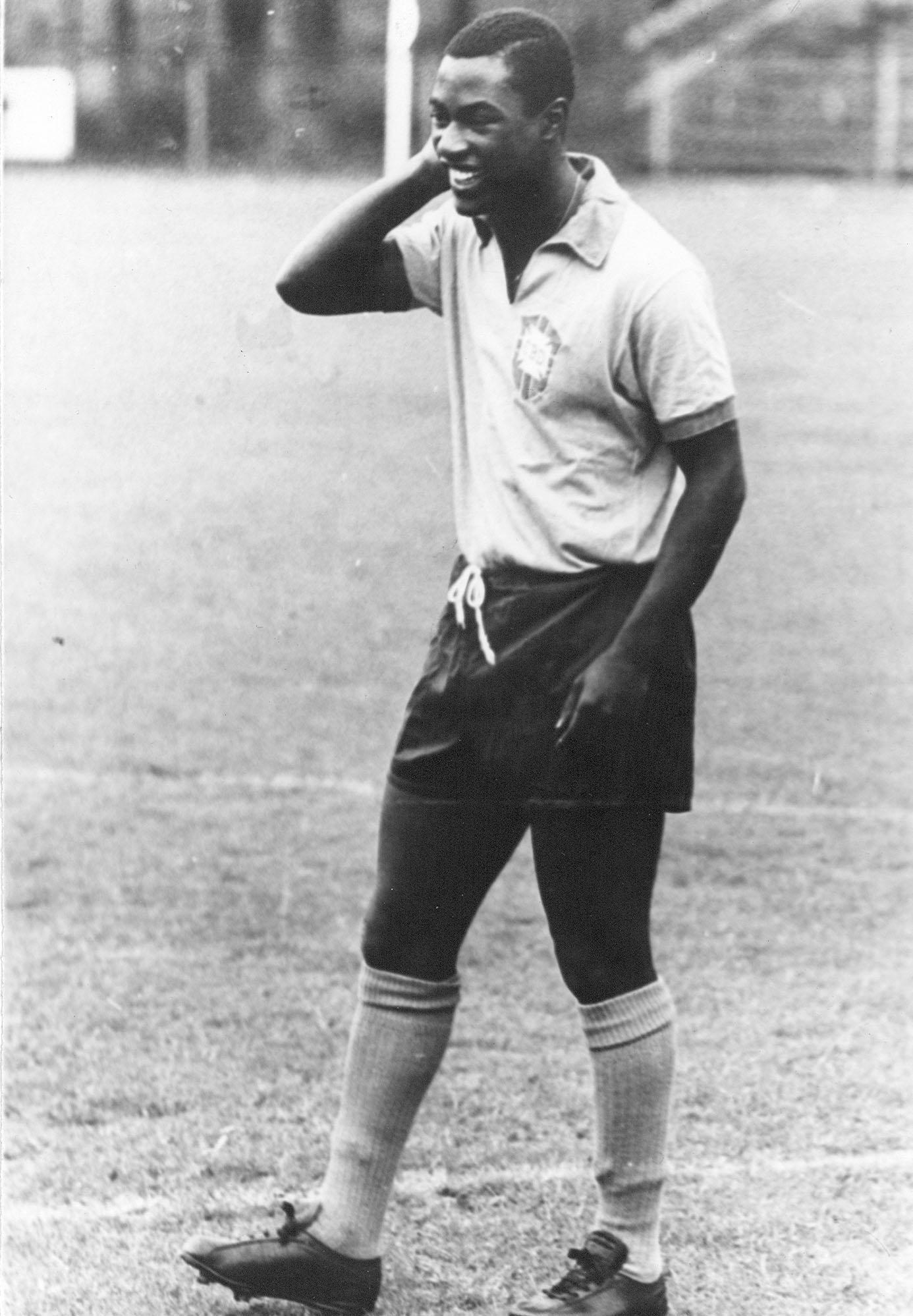 Edu, ídolo do Santos, completa 77 anos; Gazeta relembra cinco partidas marcantes na Vila Belmiro